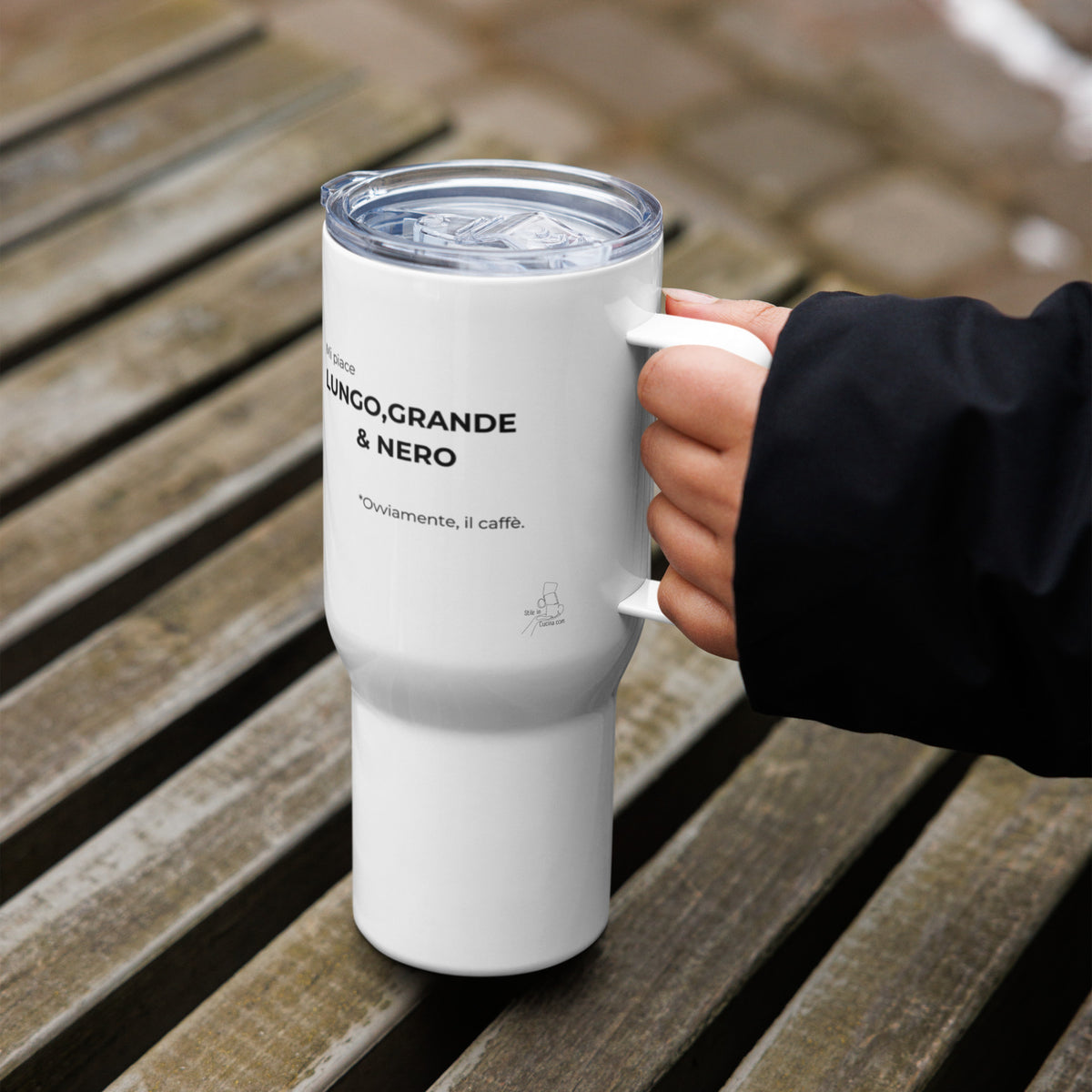 Tazza da viaggio con manico "Mi piace lungo grande & nero. Ovviamente il caffè"