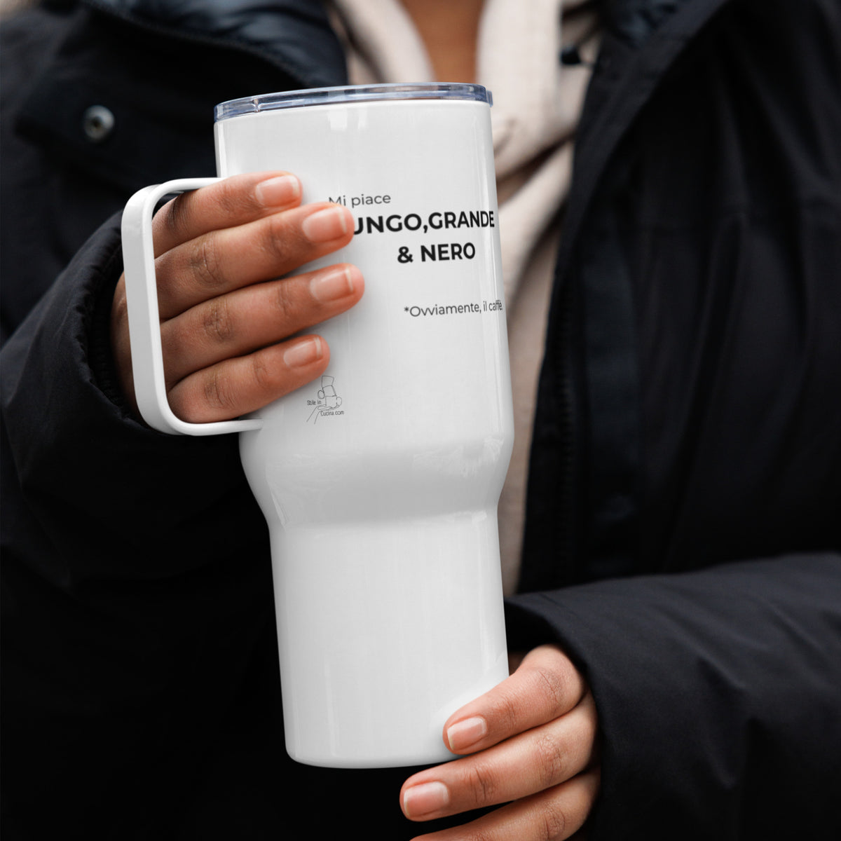 Tazza da viaggio con manico "Mi piace lungo grande & nero. Ovviamente il caffè"